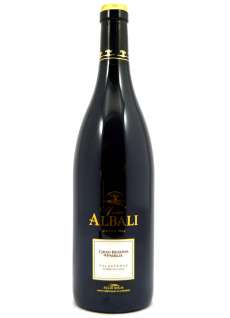 Red wine Viña Albali  de Familia